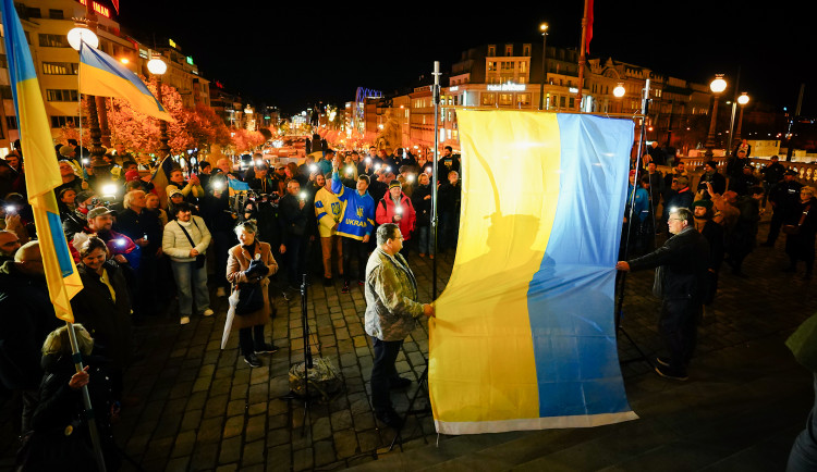FOTO: Čeho se bojíte? Lidé vyzvali vedení Národního muzea k vrácení ukrajinské vlajky