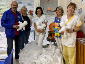 Děti v kyjovské nemocnici dostaly speciální panenky. Pomohou jim překonat strach