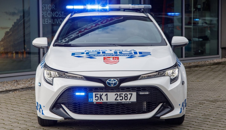 Karlovarští strážníci pomáhali lidem v nouzi