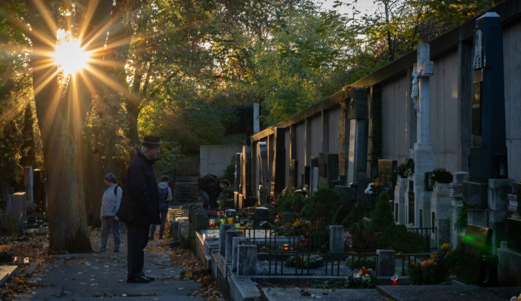 Klidné Dušičky v Brně zajistí dvě stovky strážníků, pohlídají zloděje i dopravu