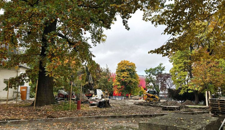 V parku u Horácké arény bude nová socha. Vznikla ze zábradlí starého stadionu