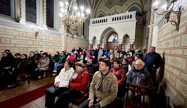 VIDEO: Jihlavská kaple se večer otevřela veřejnosti. Prohlídka zajímala stovky lidí