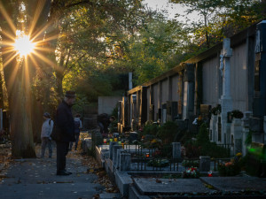 Klidné Dušičky v Brně zajistí dvě stovky strážníků, pohlídají zloděje i dopravu