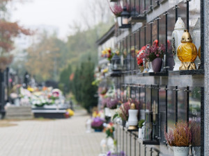 Sourozenci se neshodnou, kde uložit ostatky matky. Řešení hledají u ombudsmana