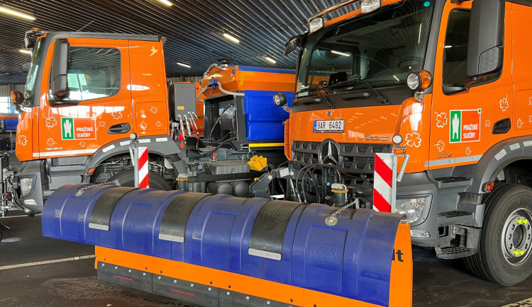 Z léta rovnou do zimy. Pražské služby proměnily čistící vozy v sypače