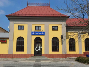 Vlak na hodonínském nádraží srazil člověka, provoz byl zastavený