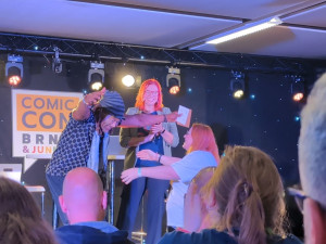 Tohle ještě nikdy nezažil, slavného Teal'ca překvapila v Brně jedna z fanynek