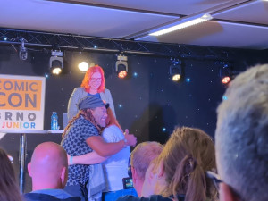 Tohle ještě nikdy nezažil, slavného Teal'ca překvapila v Brně jedna z fanynek