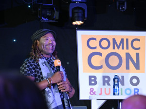 Tohle ještě nikdy nezažil, slavného Teal'ca překvapila v Brně jedna z fanynek