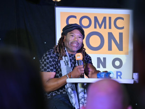 Tohle ještě nikdy nezažil, slavného Teal'ca překvapila v Brně jedna z fanynek