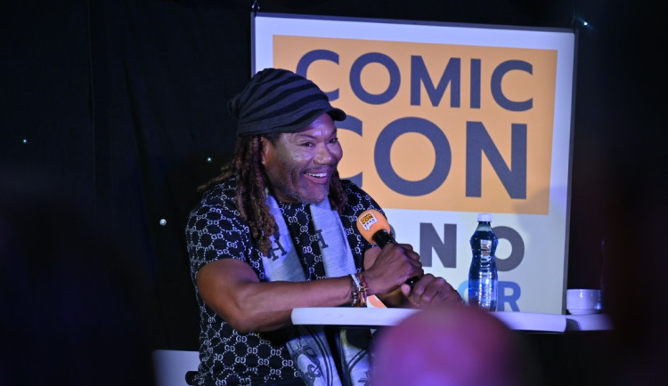 Tohle ještě nikdy nezažil, slavného Teal'ca překvapila v Brně jedna z fanynek