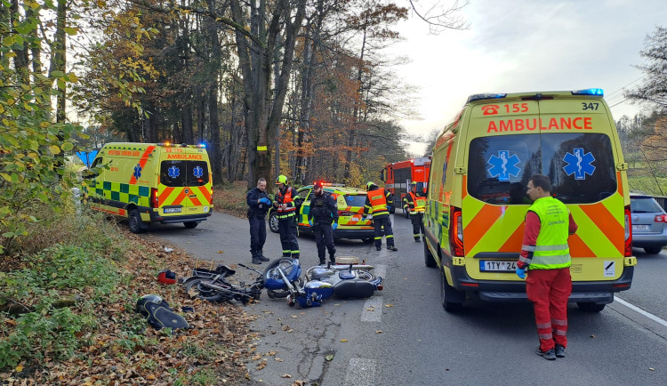 V Čeladné se srazili motorkáři. Seniora přepravil vrtulník do ostravské nemocnice