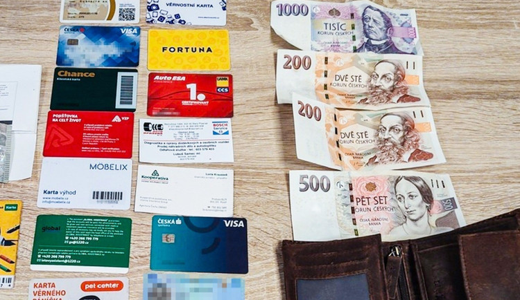 Poctivec našel naditou peněženku. Výsledek pátrání po majiteli strážníky překvapil