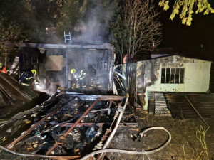 Neváhali a běželi pomáhat. Rybáři zachránili tři lidi z hořících unimobuněk