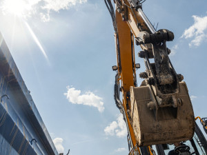 Uzavírka Fryčajovy v Brně-Obřanech dopravní kolaps zatím nezpůsobila