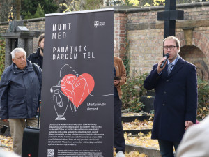 Anatomický ústav vybudoval památník dárcům těl, poskytne důstojnou vzpomínku pozůstalým