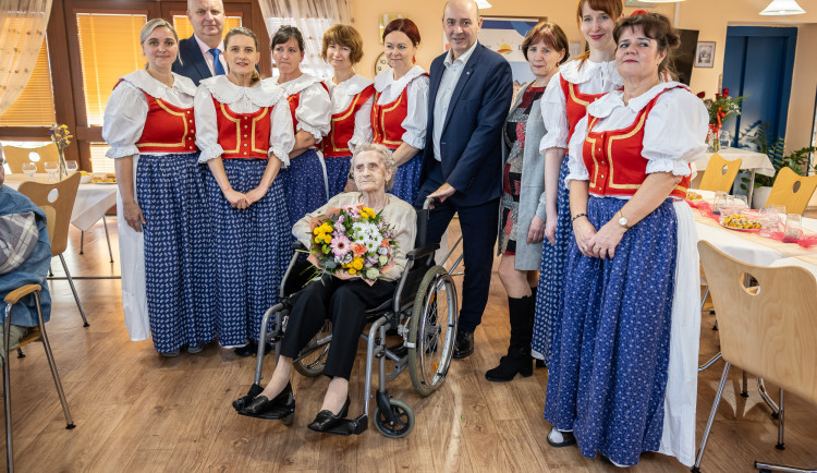 Nádherné životní jubileum. Seniorka Jarmila Bartošová oslavila sté narozeniny