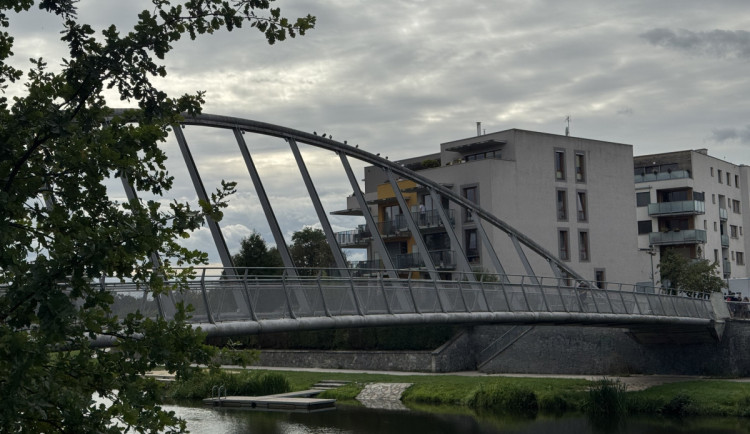 Lávka přes Vltavu je opravená. Otevřít se ji podařilo o týden dřív