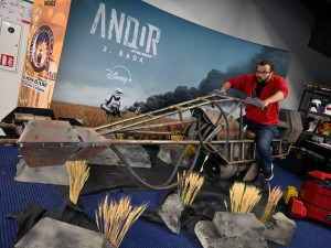 Na akce vozí i jím vyrobený speeder. Tento vznikl pro premiéru druhé řady seriálu Andor.