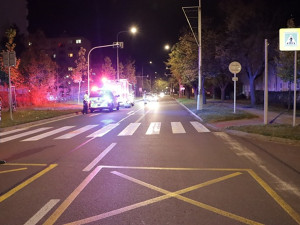 Ve Znojmě srazilo auto chodce na přechodu. Policie teď pátrá po svědcích