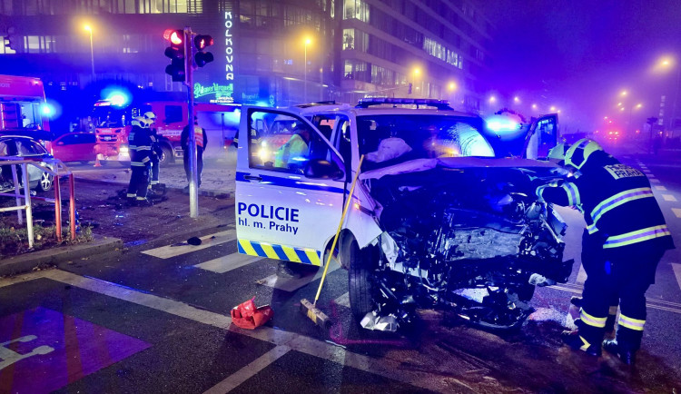 Strážníci jeli k zásahu, bourali na křižovatce. Dva lidé jsou zraněni