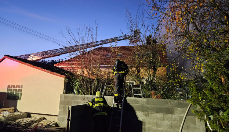 Požár ve Veverské Bítýšce si vyžádal lidský život. Dům byl plný harampádí
