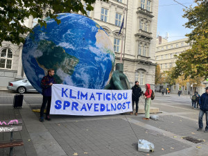 FOTO: V Brně se sešli příznivci Klimatické žaloby. Ústavní soud jejich stížnost zamítl