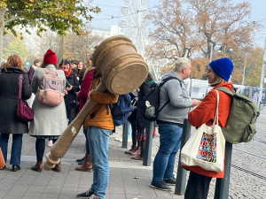 FOTO: V Brně se sešli příznivci Klimatické žaloby. Ústavní soud jejich stížnost zamítl