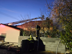 Požár ve Veverské Bítýšce si vyžádal lidský život. Dům byl plný harampádí