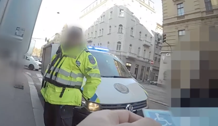 Vezla jsem postiženou maminku. Žena parkovala v centru Prahy s falešným průkazem ZTP