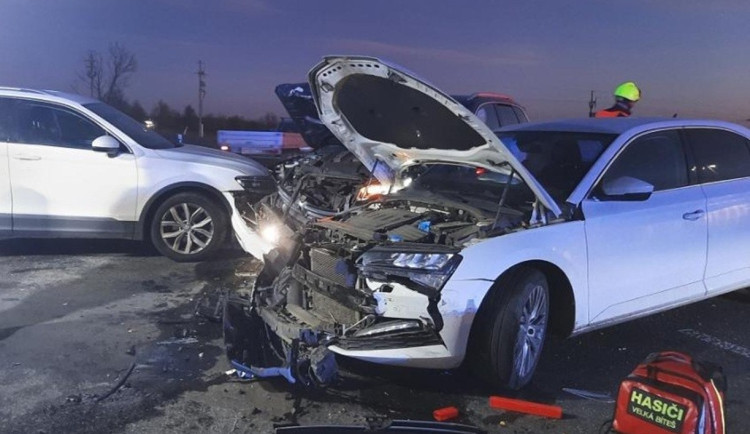 U Křoví se na křižovatce srazila tři auta, škoda je téměř půl milionu