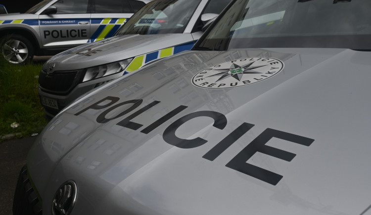 V areálu ostravské nemocnice auto srazilo a usmrtilo chodce, policie hledá svědky