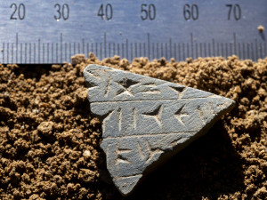 Další záhada z Kateřinské jeskyně. Destička s klínovým písmem mate odborníky