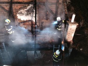 Plameny ve Veverské Bítýšce ještě nevyhasly, oheň se rozhořel ve sklepě