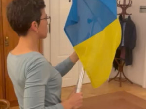Okamura sundal vlajku Ukrajiny z budovy Sněmovny, Piráti, ODS i STAN už vyvěsili svoje