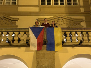 Okamura sundal vlajku Ukrajiny z budovy Sněmovny, Piráti, ODS i STAN už vyvěsili svoje