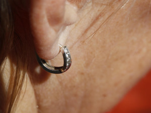 Zloděj strhl seniorce z ucha masivní náušnici. K jeho dopadení pomohl šalinář