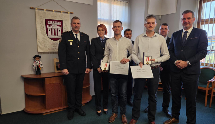 Ve veselí nad Moravou ocenili rybáře, kteří zachránili lidi z hořících unimobuněk