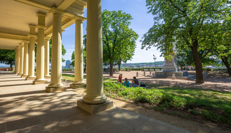 Zanedbaný svah u Bašt ožije. V Denisových sadech vznikne parčík za miliony