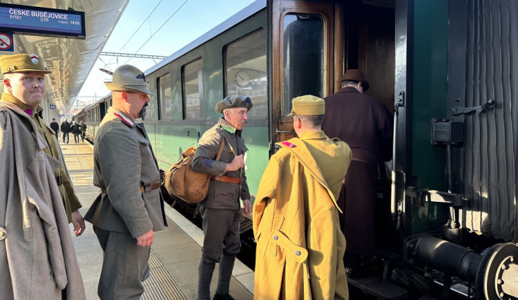 FOTO: Historický vlak na trase Budějovice - Praha připomínal návrat legionářů