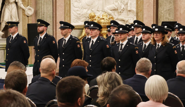 Věrnost, záchrana života i statečnost. Krajští hasiči dostali medaile