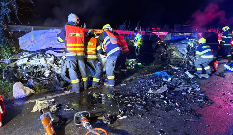 VIDEO: Tragická nehoda zavřela silnici u Olomouce. Ve vracích aut bylo osm zraněných