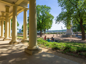 Zanedbaný svah u Bašt ožije. V Denisových sadech vznikne parčík za miliony