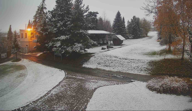 Zima o sobě dala vědět. Poprvé v této sezoně výrazněji sněžilo i mimo hory