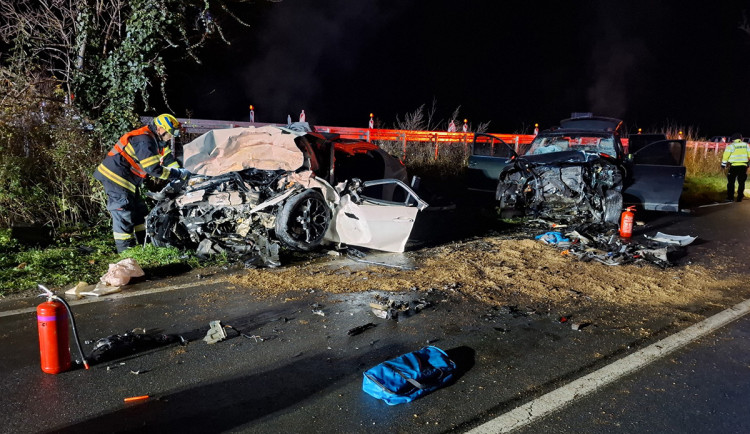 Mladík v BMW přejel do protisměru, po čelním střetu na Olomoucku zemřela 15letá dívka