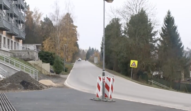 Lampa uprostřed silnice v obci na Českobudějovicku baví internet