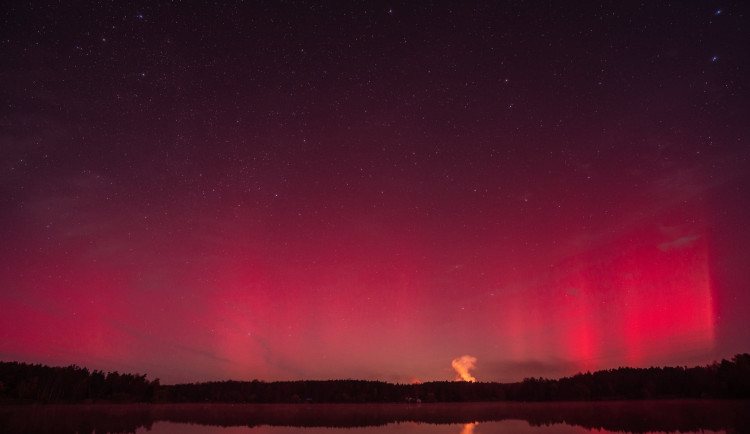 Lidé sledovali polární záři nad Českem. Viditelná má být i dnes