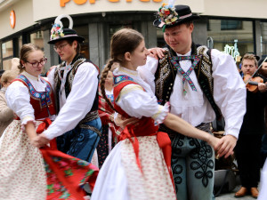 Lidé na náměstí Svobody koštují Svatomartinské víno, sešly se jich stovky