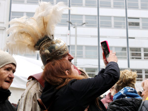 Lidé na náměstí Svobody koštují Svatomartinské víno, sešly se jich stovky