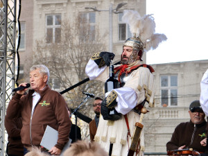 Lidé na náměstí Svobody koštují Svatomartinské víno, sešly se jich stovky